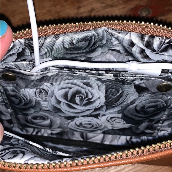 Adrienne Vittadini Clutch w/ portable charger - Picture 6 of 6